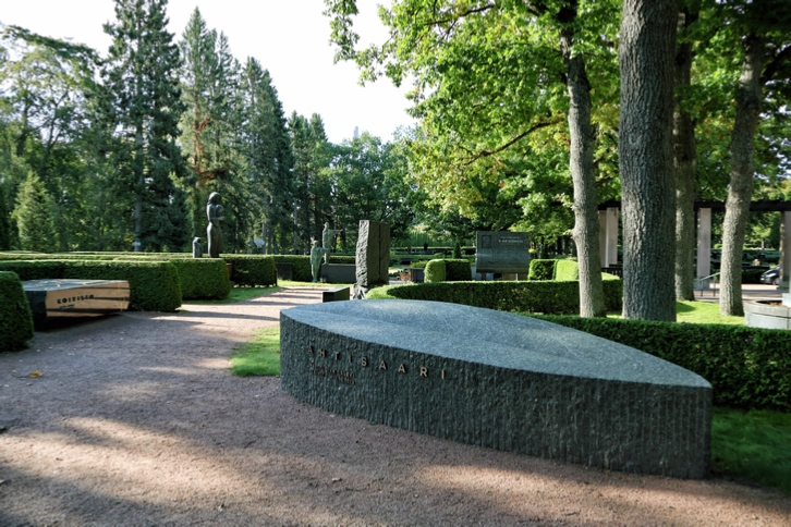 Ahtisaari hautamuistomerkki, Harri Pakarinen, Autuas Monumental Oy